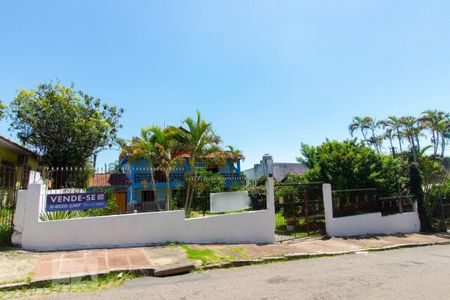 Casa à venda com 300m², 4 quartos e 2 vagas Casa à venda com 300m², 4 quartos e 2 vagasFachada