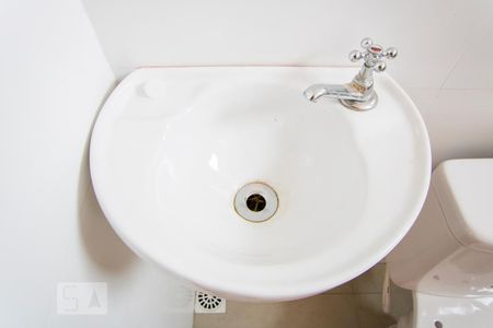 Banheiro de kitnet/studio para alugar com 1 quarto, 10m² em Vila São Pedro, Santo André