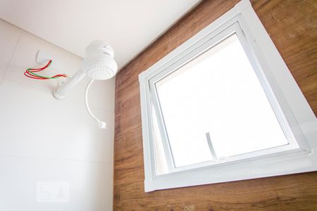 Banheiro de kitnet/studio para alugar com 1 quarto, 10m² em Vila São Pedro, Santo André