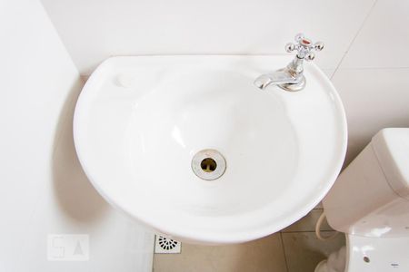 Banheiro de kitnet/studio para alugar com 1 quarto, 10m² em Vila São Pedro, Santo André