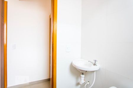 Banheiro de kitnet/studio para alugar com 1 quarto, 10m² em Vila São Pedro, Santo André