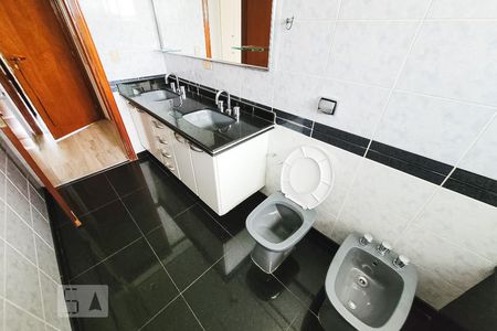 Apartamento à venda com 268m², 4 quartos e 4 vagas Apartamento à venda com 268m², 4 quartos e 4 vagasBanheiro da Suíte 3