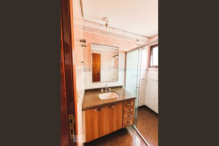 Apartamento à venda com 268m², 4 quartos e 4 vagas Apartamento à venda com 268m², 4 quartos e 4 vagasBanheiro da Suíte 2