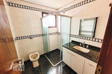 Apartamento à venda com 268m², 4 quartos e 4 vagas Apartamento à venda com 268m², 4 quartos e 4 vagasBanheiro da Suíte 1