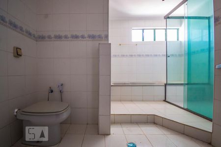 Casa à venda com 350m², 3 quartos e 5 vagas Casa à venda com 350m², 3 quartos e 5 vagasBanheiro da Suíte