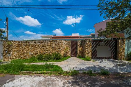 Casa à venda com 350m², 3 quartos e 5 vagas Casa à venda com 350m², 3 quartos e 5 vagasFachada