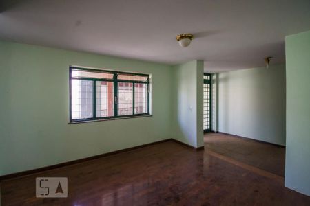 Casa à venda com 350m², 3 quartos e 5 vagas Casa à venda com 350m², 3 quartos e 5 vagasSala de TV