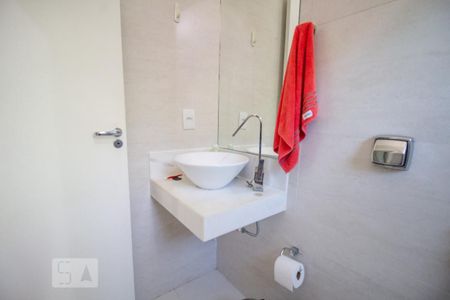 Casa de condomínio à venda com 420m², 5 quartos e 3 vagas Casa de condomínio à venda com 420m², 5 quartos e 3 vagasBanheiro da Suíte 2