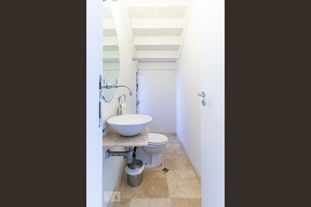 Lavabo de casa de condomínio para alugar com 4 quartos, 300m² em Jardim Santa Helena, São Paulo