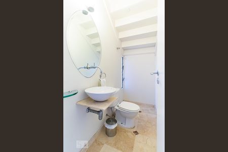 Lavabo de casa de condomínio para alugar com 4 quartos, 300m² em Jardim Santa Helena, São Paulo