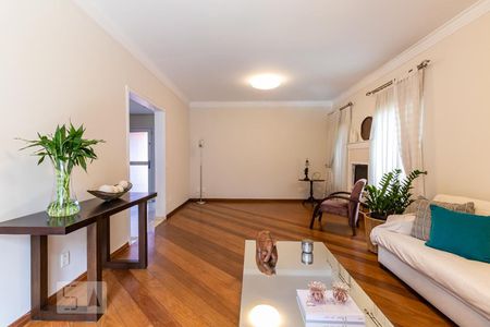 Sala de Estar de casa de condomínio para alugar com 4 quartos, 300m² em Jardim Santa Helena, São Paulo