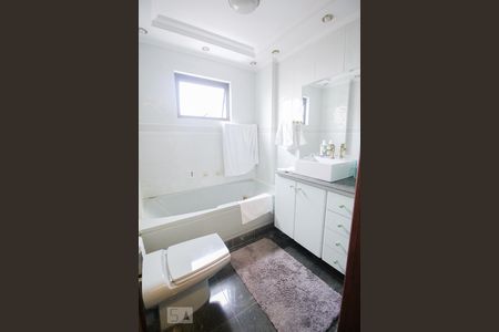 Apartamento à venda com 230m², 3 quartos e 3 vagas Apartamento à venda com 230m², 3 quartos e 3 vagasSuite Quarto 1
