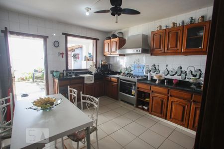 Casa à venda com 365m², 4 quartos e 3 vagas Casa à venda com 365m², 4 quartos e 3 vagasCozinha