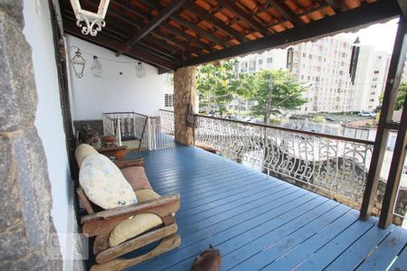 Casa à venda com 365m², 4 quartos e 3 vagas Casa à venda com 365m², 4 quartos e 3 vagasVaranda Fronta