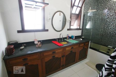 Casa à venda com 365m², 4 quartos e 3 vagas Casa à venda com 365m², 4 quartos e 3 vagasBanheiro da Suíte