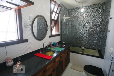 Casa à venda com 365m², 4 quartos e 3 vagas Casa à venda com 365m², 4 quartos e 3 vagasBanheiro da Suíte