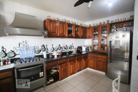 Casa à venda com 365m², 4 quartos e 3 vagas Casa à venda com 365m², 4 quartos e 3 vagasCozinha