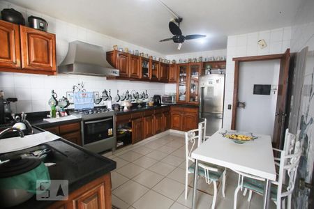 Casa à venda com 365m², 4 quartos e 3 vagas Casa à venda com 365m², 4 quartos e 3 vagasCozinha