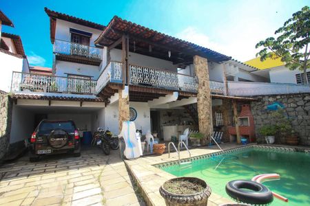 Casa à venda com 365m², 4 quartos e 3 vagas Casa à venda com 365m², 4 quartos e 3 vagasFachada