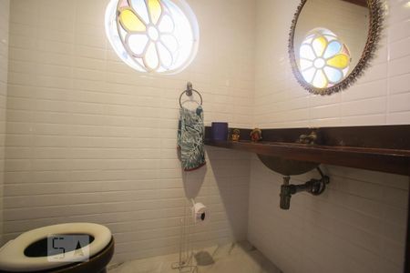 Casa à venda com 365m², 4 quartos e 3 vagas Casa à venda com 365m², 4 quartos e 3 vagasLavabo