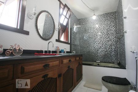 Casa à venda com 365m², 4 quartos e 3 vagas Casa à venda com 365m², 4 quartos e 3 vagasBanheiro da Suíte