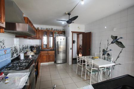 Casa à venda com 365m², 4 quartos e 3 vagas Casa à venda com 365m², 4 quartos e 3 vagasCozinha