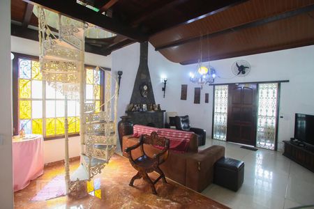 Casa à venda com 365m², 4 quartos e 3 vagas Casa à venda com 365m², 4 quartos e 3 vagasSala de Estar