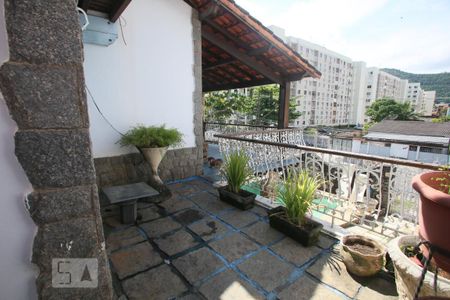 Casa à venda com 365m², 4 quartos e 3 vagas Casa à venda com 365m², 4 quartos e 3 vagasVaranda Frontal