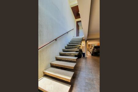 Casa à venda com 250m², 3 quartos e 4 vagas Casa à venda com 250m², 3 quartos e 4 vagasEscada