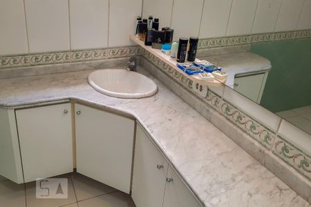 Casa à venda com 250m², 3 quartos e 4 vagas Casa à venda com 250m², 3 quartos e 4 vagasBanheiro Social