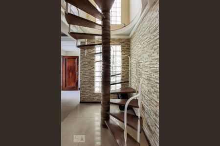 Casa à venda com 250m², 3 quartos e 4 vagas Casa à venda com 250m², 3 quartos e 4 vagasEscada