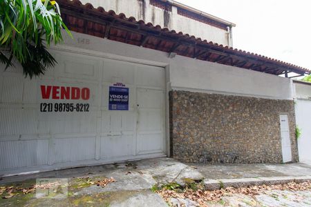 Casa à venda com 630m², 8 quartos e 5 vagas Casa à venda com 630m², 8 quartos e 5 vagasPlaquinha Fachada
