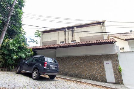 Casa à venda com 630m², 8 quartos e 5 vagas Casa à venda com 630m², 8 quartos e 5 vagasFachada