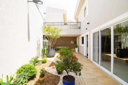 Casa à venda com 270m², 3 quartos e 4 vagas Casa à venda com 270m², 3 quartos e 4 vagasQuintal