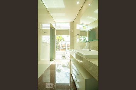 Casa à venda com 270m², 3 quartos e 4 vagas Casa à venda com 270m², 3 quartos e 4 vagasBanheiro da Suíte 1