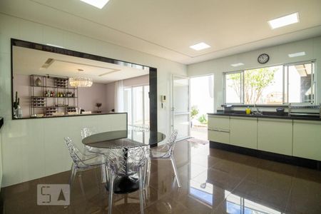 Casa à venda com 270m², 3 quartos e 4 vagas Casa à venda com 270m², 3 quartos e 4 vagasCozinha