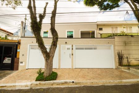 Casa à venda com 270m², 3 quartos e 4 vagas Casa à venda com 270m², 3 quartos e 4 vagasFachada