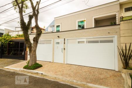 Casa à venda com 270m², 3 quartos e 4 vagas Casa à venda com 270m², 3 quartos e 4 vagasFachada