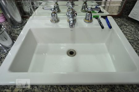 Casa à venda com 450m², 4 quartos e 6 vagasBanheiro da Suíte 4