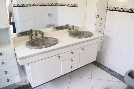 Casa à venda com 500m², 5 quartos e 4 vagas Casa à venda com 500m², 5 quartos e 4 vagasbanheiro quarto 5