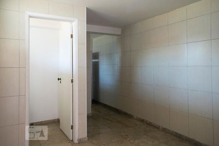 Casa à venda com 500m², 5 quartos e 4 vagas Casa à venda com 500m², 5 quartos e 4 vagasvestiário