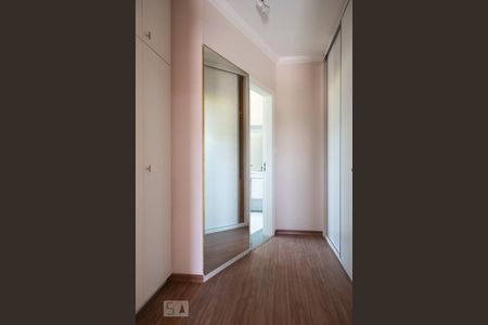 Casa à venda com 500m², 5 quartos e 4 vagas Casa à venda com 500m², 5 quartos e 4 vagascloset