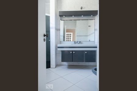 Casa à venda com 500m², 5 quartos e 4 vagas Casa à venda com 500m², 5 quartos e 4 vagasbanheiro quarto 3