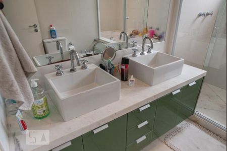 Apartamento à venda com 215m², 4 quartos e 4 vagas Apartamento à venda com 215m², 4 quartos e 4 vagasBanheiro da suíte 1