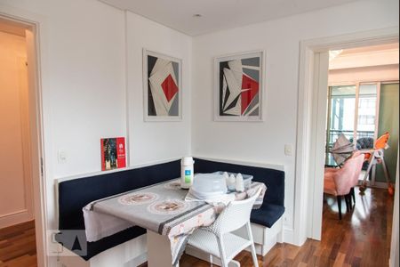 Apartamento à venda com 215m², 4 quartos e 4 vagas Apartamento à venda com 215m², 4 quartos e 4 vagasSala de almoço