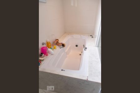 Apartamento à venda com 215m², 4 quartos e 4 vagas Apartamento à venda com 215m², 4 quartos e 4 vagasBanheira