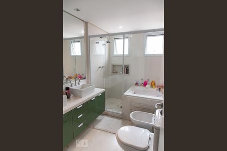 Apartamento à venda com 215m², 4 quartos e 4 vagas Apartamento à venda com 215m², 4 quartos e 4 vagasBanheiro da suíte 1