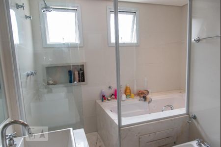 Apartamento à venda com 215m², 4 quartos e 4 vagas Apartamento à venda com 215m², 4 quartos e 4 vagasBanheiro da suíte 1