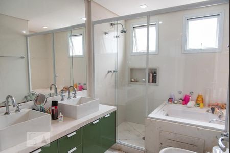 Apartamento à venda com 215m², 4 quartos e 4 vagas Apartamento à venda com 215m², 4 quartos e 4 vagasBanheiro da suíte 1