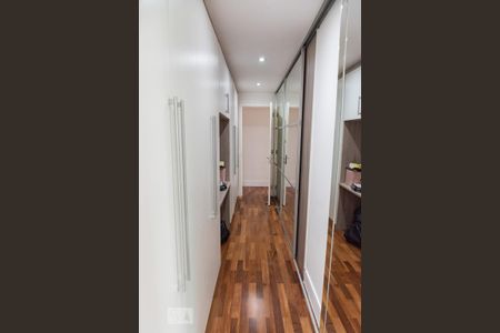 Apartamento à venda com 215m², 4 quartos e 4 vagas Apartamento à venda com 215m², 4 quartos e 4 vagasCloset
